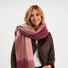 Écharpe à franges prune femme en promo chez La Halle Écharpe à franges prune femme dans le catalogue La Halle