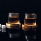 Coffret 2 verres à whisky support acacia en promo chez Maxi Bazar Lens à 9,99 €