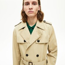 Lacoste Angers - Trench-coat long en coton uni avec ceinture Promo Trench-coat long en coton uni avec ceinture dans le catalogue Lacoste "Toutes les silhouettes" à Angers