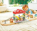 Coffret circuit de train portable | 3 ans - HAPE en promo chez JouéClub Coffret circuit de train portable | 3 ans - HAPE dans le catalogue JouéClub