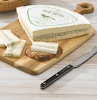 Duo royal - brie farci à l' ail des ours ou brie farci aux tomates, poivrons et romarin en promo chez U Express Duo royal - brie farci à l' ail des ours ou brie farci aux tomates, poivrons et romarin dans le catalogue U Express