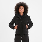 Doudoune courte imperméable à capuche noir femme en promo chez La Halle Boulogne-Billancourt à 49,99 €