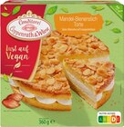 Mandel-Bienenstich Torte von Coppenrath & Wiese für 3,69 € bei REWE im Angebot Mandel-Bienenstich Torte von Coppenrath & Wiese im aktuellen REWE Prospekt