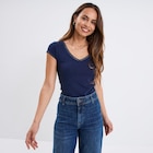 T-shirt col V ajusté manches courtes bleu marine femme à 5,99 € dans le catalogue La Halle