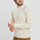 Promo Pull en maille texturée col rond creme homme à 13,99 € dans le catalogue La Halle à Haguenau