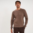 Pull en maille texturée col rond gris foncé homme en promo chez La Halle Pull en maille texturée col rond gris foncé homme dans le catalogue La Halle