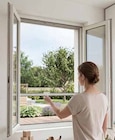 Moustiquaire de fenêtre enroulable en aluminium blanc - Kocoon en promo chez Castorama Moustiquaire de fenêtre enroulable en aluminium blanc - Kocoon dans le catalogue Castorama