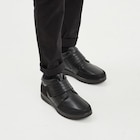 Chaussures montantes à scratchs noir homme - La Halle à Drancy Chaussures montantes à scratchs noir homme en promo chez La Halle Drancy à 17,99 €