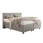 Stoff 06050 dunkelgrau Liegefläche ca. 180x200 cm.  Ein Bett mit einzigartigem, beruhigtem QLX-Boxspring-Schlafkomfort durch die außergewöhnliche, belüftete Dämpfungszone, die Schwingungen eliminiert und somit ein ruhiges Ein- und Durchschlafen gewährleistet. Besonderes Highlight ist die 2-teilige, motorische Verstellung des Boxspring-Unterbau, der es Ihnen ermöglicht eine individuelle Liegeposition einzustellen. Produkteigenschaften: Boxspring-Unterbau mit motorischer Verstellung 2-teilig und 4 Schlafkomfortebenen 2x 90x200 cm Kopfteil gerade mit mittiger Cacharelnaht 1x Matratze, 7-Zonen-Tonnentaschenfederkern, Härte 2, ca. 90x200 cm 1x Matratze, 7-Zonen-Tonnentaschenfederkern, Härte 3, ca. 90x200 cm Fuß Paar S schwarz OHNE Tagesdecke OHNE Kissen Hinwies: in diesem Bett sind Matratzen mit unterschiedliche Härtegraden H2 (mittel) und H3 (fest) enthalten.  Weitere Kombinationen, Bezugs- sowie Ausstattungsvarianten sind im Einrichtungshaus wählbar. Unsere MitarbeiterInnen beraten Sie gerne vor Ort. im aktuellen Möbel Martin Prospekt