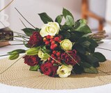 Bouquet parfumé roses, lys et hypericum à Carrefour dans Évry Bouquet parfumé roses, lys et hypericum à Carrefour dans Évry