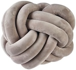 Knoten-Deko-Kissen von HOME IDEAS für 12,99 € bei Penny im Angebot Knoten-Deko-Kissen von HOME IDEAS im aktuellen Penny Prospekt