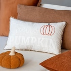 B&M La Roche-sur-Yon - Promo Coussin hello pumpkin 50x30cm Promo Coussin hello pumpkin 50x30cm à 7,99 € dans le catalogue B&M à La Roche-sur-Yon