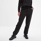 Promo Pantalon jogging droit molleton noir femme à 15,99 € dans le catalogue La Halle à Saint-Pierre-des-Corps