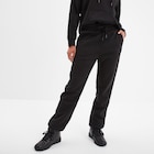 Promo Pantalon jogging droit molleton noir femme à 15,99 € dans le catalogue La Halle à Terville