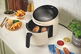 Heißluftfritteuse mit Sichtfenster von Russell Hobbs für 59,99 € bei Lidl im Angebot Heißluftfritteuse mit Sichtfenster von Russell Hobbs im aktuellen Lidl Prospekt