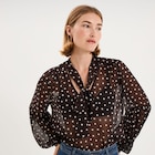 Chemisier transparent col lavallière marron chocolat femme en promo chez La Halle Chemisier transparent col lavallière marron chocolat femme dans le catalogue La Halle