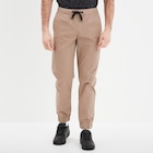 Pantalon jogpant taupe homme dans le catalogue La Halle