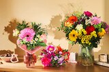 Aktuelles Blumenstrauß »Herzklopfen« Angebot bei REWE in Hildesheim ab 10,00 €