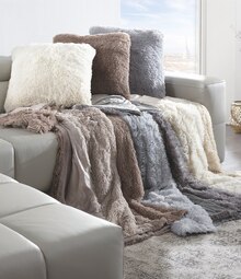 Schlafzimmer von novel im aktuellen XXXLutz Möbelhäuser Prospekt Wohndecke oder Zierkissen in Felloptik „Onyx“ von novel für 29,99 € bei XXXLutz Möbelhäuser im Angebot