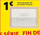 Cadre décoratif "We are family" en promo chez Maxi Bazar Cadre décoratif "We are family" dans le catalogue Maxi Bazar