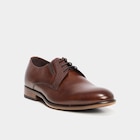 Derbies à lacets en cuir marron homme en promo chez La Halle Derbies à lacets en cuir marron homme dans le catalogue La Halle