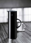 Isolierkanne EM77 von stelton für 49,99 € bei Zurbrüggen im Angebot Isolierkanne EM77 von stelton im aktuellen Zurbrüggen Prospekt