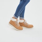 Bottines fourrées à lacets Trappeur sable femme en promo chez La Halle Bottines fourrées à lacets Trappeur sable femme dans le catalogue La Halle