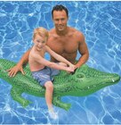 Bouée crocodile à chevaucher en promo chez Maxi Bazar Bouée crocodile à chevaucher dans le catalogue Maxi Bazar