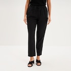 La Halle Saint-Paul-lès-Dax - Promo Pantalon droit 7/8ème lin mélangé noir femme Promo Pantalon droit 7/8ème lin mélangé noir femme à 12,99 € dans le catalogue La Halle à Saint-Paul-lès-Dax