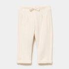 Pantalon de jogging relaxed avec noeud creme bébé fille en promo chez La Halle Pantalon de jogging relaxed avec noeud creme bébé fille dans le catalogue La Halle