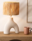 Lampe à poser Tania céramique et papier H.47 cm - Maxi Bazar Lampe à poser Tania céramique et papier H.47 cm à 29,99 € dans le catalogue Maxi Bazar
