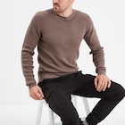 Promo Pull avec col rond à relief taupe homme à 10,00 € dans le catalogue La Halle à Kervignac