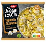 Aktuelles VEGGIE LOVE TAGLIATELLE PILZPFANNE ODER VEGGIE LOVE KÜRBIS QUINOA Angebot bei REWE in Köln ab 2,79 €