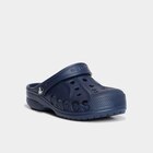 Sabots de plage Crocs bleu marine garçon - CROCS en promo chez La Halle Sabots de plage Crocs bleu marine garçon - CROCS dans le catalogue La Halle