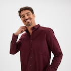 Chemise stretch manches longues violet foncé homme à 19,99 € dans le catalogue La Halle