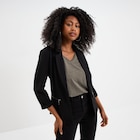 Promo Veste blazer cintré manches 3/4 noir femme à 25,99 € dans le catalogue La Halle à Thionville