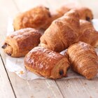 8 croissants et 8 pains aux chocolat en promo chez Carrefour 8 croissants et 8 pains aux chocolat dans le catalogue Carrefour