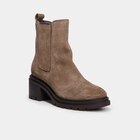 Promo Boots chelsea en cuir à talons sable femme à 59,99 € dans le catalogue La Halle à Saint-Paul-lès-Dax