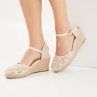 Sandales compensées en broderie anglaise blanc femme en promo chez La Halle Sandales compensées en broderie anglaise blanc femme dans le catalogue La Halle