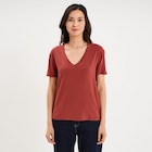 Promo T-shirt fluide col en V manches courtes rouge foncé femme à 3,00 € dans le catalogue La Halle à Castres