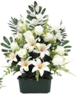 Jardinière boutons de roses, lys et arums en promo chez Maxi Bazar Sarcelles à 29,99 €