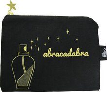 Pochette Abracadabra en polycoton - Géant Casino à Boulogne-Billancourt Pochette Abracadabra en polycoton en promo chez Géant Casino Boulogne-Billancourt à 3,50 €