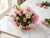 Bouquet de roses et lisianthus à Carrefour dans Biars-sur-Cère Bouquet de roses et lisianthus à Carrefour dans Biars-sur-Cère