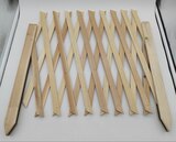 Treillis extensible en bois à planter 180x30cm à 2,99 € dans le catalogue Maxi Bazar