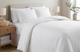 Couette rayée micro frappée en promo chez B&M La Roche-sur-Yon à 24,99 €