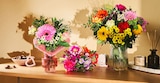 Aktuelles Blumenstrauß »Herzklopfen« Angebot bei REWE in Neuss ab 10,00 €
