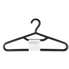 Lot de 6 cintres recyclés - SIMPL en promo chez Carrefour Market Lot de 6 cintres recyclés - SIMPL dans le catalogue Carrefour Market