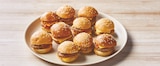 Promo Mini cheeseburgers boeuf charolais ou bacon ou montagnard ou truffe noire à 6,00 € dans le catalogue Bi1 à Marcigny