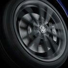 Dynamische Nabenkappen mit neuem Volkswagen Logo bei Volkswagen im Burghausen Prospekt für 155,30 €