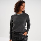 Pull détails bijoux au col gris femme en promo chez La Halle Pull détails bijoux au col gris femme dans le catalogue La Halle